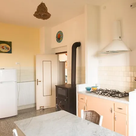 Artists' Near Cinque Terre - 4 Bedrooms, Large Terrace, Great Views Сasa de vacaciones