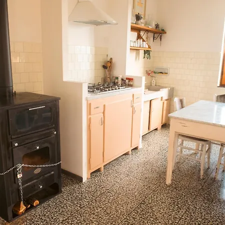 Artists' Near Cinque Terre - 4 Bedrooms, Large Terrace, Great Views بيت للعطل *